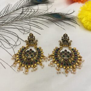 Traditional earring with pearls